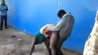 انثنى الملا طفة زنزانة
