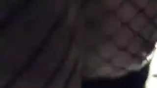 وهي تنظر في التلسكوب