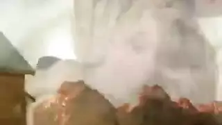 جوارب عنابية تسحب جانبًا من أجل قذف داخلي إباحي