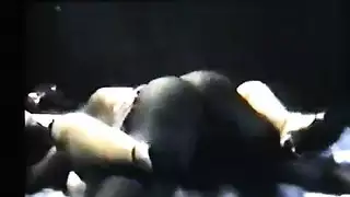 تنتاك امام زوجها لتءدد