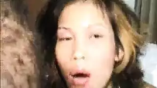 مسيطرة ترتدي جلدًا تجلد مؤخرة رجل حتى التمزق