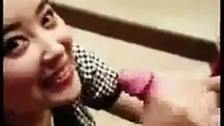 شابة ومثيرة: جلسة نيك في الصالة تبدأ بلقطة خاطفة