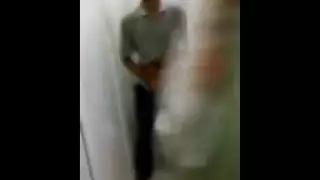 ثلاثي مثلي جنسي صريح لرجال مصريين في مرحاض عام