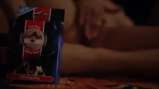 أفرك كس لعبتي الآن حتى أرضيك