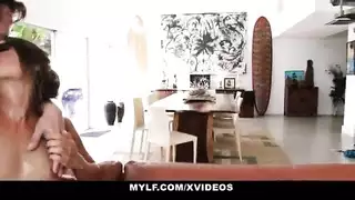 الفتاة الخجولة تمتلئ فتحاتها