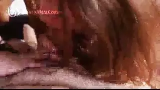 شابان ذوا أعضاء ضخمة يضربان شريك مستعد بقوة