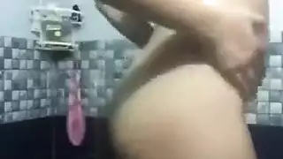 فتاة عربية ساخنة تظهر بزازها لمشهد إباحي في الحمام