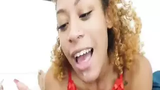 شابة سمراء تعمل على الزب بفمها حتى القذف