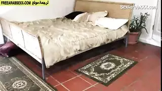 امرأة ناضجة عالقة تتعرض لعملية جنس جماعي قاسية