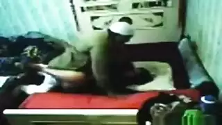 كاميرا خفية تلتقط لقاء جنسي لرجل أكبر مع زوجة الابن المحجبة