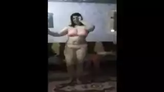 إباحية شرق أوسطية: هزّ مؤخرة كبيرة وأثداء في رقصة ساخنة