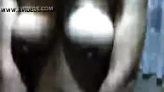 الابن يخش علي الام الاوضة وهي ملط و الام تعلم ابنها