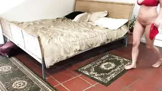 سكس ام عالقة تحت طاولة