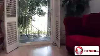 عامله نفسها نيمه وبينك في طيزها