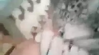 سمراء مشعرة تتبول