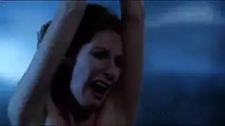 جلسة سكس في الشاحنة: السمراء الحسناء تتعرى ويركبها رجلها