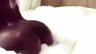 جمهور مباشر يشاهد مراهقة سمراء تمص وتركب شابين