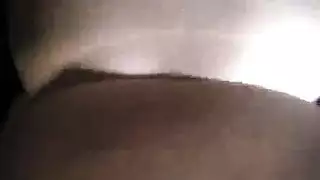 وقت الامتحان: فتاة سمراء تأخذ قضيبًا ضخمًا من الخلف