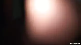 تحب الجنس الشرجي وتتلقى ضربات في فتحتها الواسعة حتى القذف الداخلي