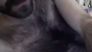 ثعلب أشيب بلحية يملأ فمها بالسائل المنوي في خيال مص قضيب