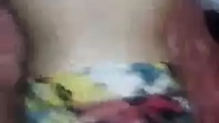 تخلع ملابسها الداخليه ببطء