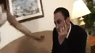 جليسة المراهقة المشاغبة تخدم قضيب رئيسها الصلب أثناء المحادثة