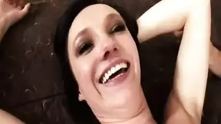 مؤدية عاهرة تأخذ زب قاسي في كل فتحة