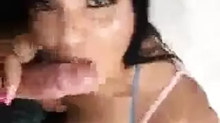 بفتح فخذيها، روز مونرو تطالب بالجنس وهوس فموي