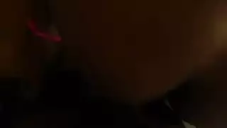 العاهرة السمراء تمص وتختنق بالعضو
