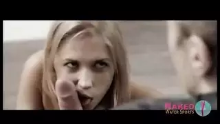 فتاة جذابة تتلقى اللعق وهي تستمني