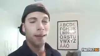 مراهقة تظهر كسيها الأملس الحليق لأول مرة على الكاميرا