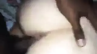 يسوقها بالسيارة الي خارج المدينه