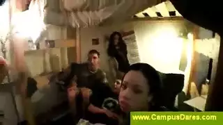 يذهب المراهقون المشاغبون إلى مكان جارهم للحصول على وقت اللعنة لطيفة معه