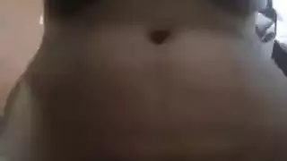 هي خلعت ملابسها لتقوم بمص قضيبه الكبير بعمق