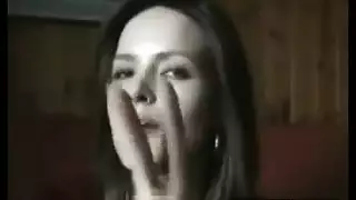 حركة ديلدو مزدوجة: سمراء تُحشى وتمتص لعبة