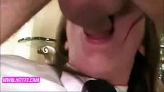 أعطها القضيب العنيف الذي تتوق إليه