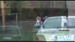 رجل عشوائي من الشارع يضاجع شقراء راغبة في مشهد إباحي