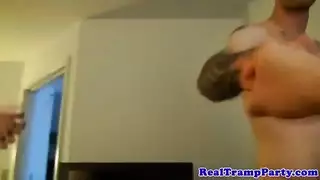 صديقة ثملة تؤدي في فيلم إباحي صريح عبر الإنترنت بوضعية كلابية قاسية