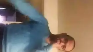 عرض الزوجة الساخنة الصريح على كاميرا الويب مع جمهور من الأزواج المُخدوعين