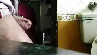 أستمني أمام الخادمة الفضولية حتى أنفجر بقذفي