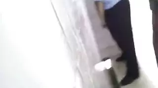 لقاء عابر في حمام الرجال: مص ودبر عنيف