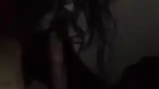 عاهرة ممتلئة الجسم تمص بقوة في فيلم إباحي صريح