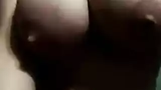 حلوى حلوة تتعلم مهارات البلع العميق في درس مص قضيب إباحي