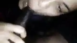 عاهرة شقراء صغيرة ترضي العميل بفمها
