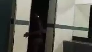 الرجل الخجول يمارس الجنس الجماعي مع حاملين