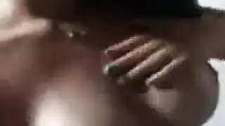 فرج المغنية الشابة الضيق يمتلئ بالسائل المنوي
