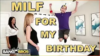 امرأة سمراء جبهة مورو جيدة في امتصاص ديكس، لأن شريكها يحب أن يمارس الجنس معها بشدة