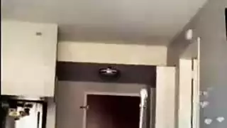 حفلة إباحية: فتيات متحولات سكرانة في نوبة جنس جماعي