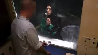 لاجئة عالقة تحتاج للمساعدة، فتحصل على جماع جماعي