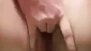 شقراء أنيقة تمص قضيب عشيقها الأصغر بشراهة